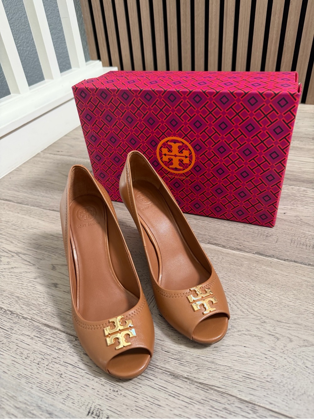 Tory Burch Laura 85 mm Royal Tan Open-Toe wedge Heels with Gold Logo 6.5 - Picture 9 of 13